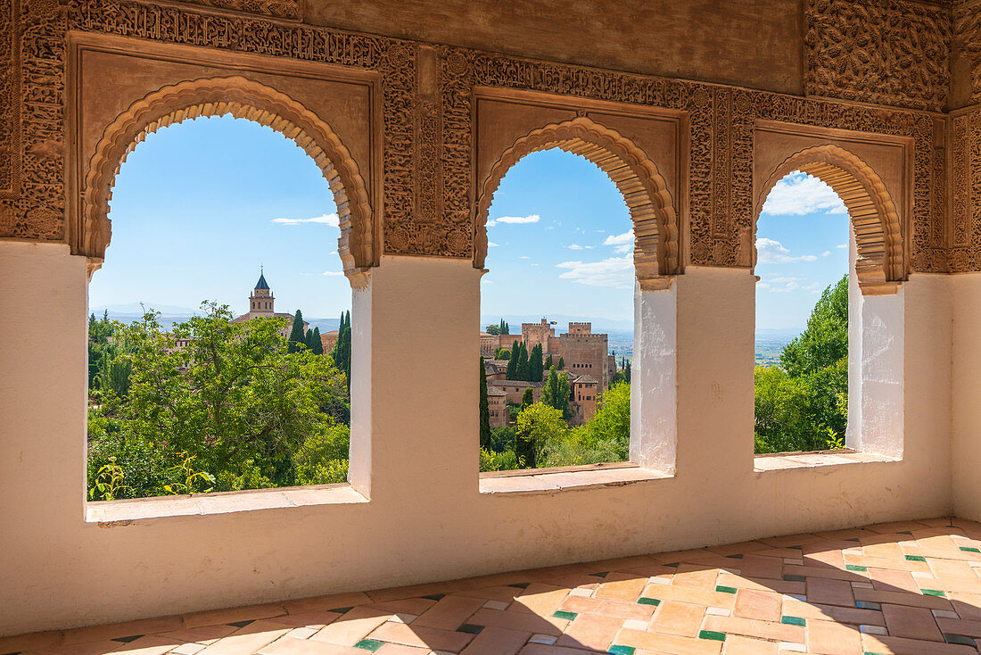 Gärten von Generalife gesehen vom Innenraum des Palastes mit arabischen Torbögen und verziertem Fliesenboden, La Alhambra-Komplex, Granada, Andalusien, Spanien