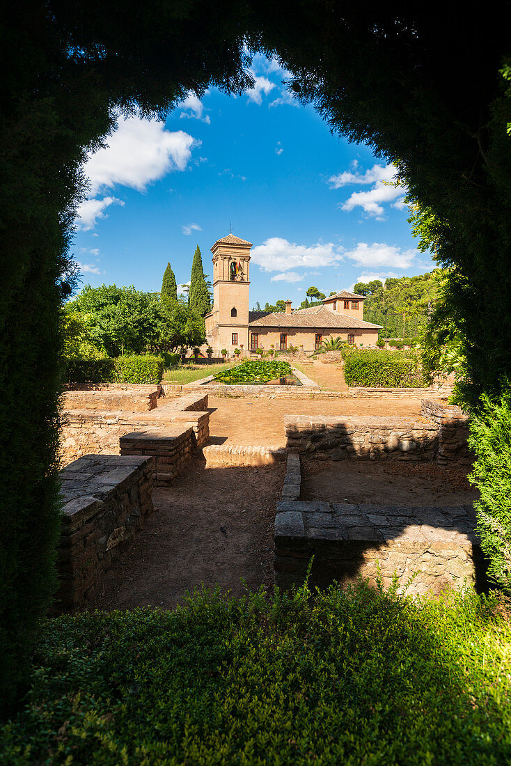 Kirche Santa Maria de la Alhambra, gesehen vom umgebenden Teilgarten (Jardines del Partal), Granada, Andalusien, Spanien