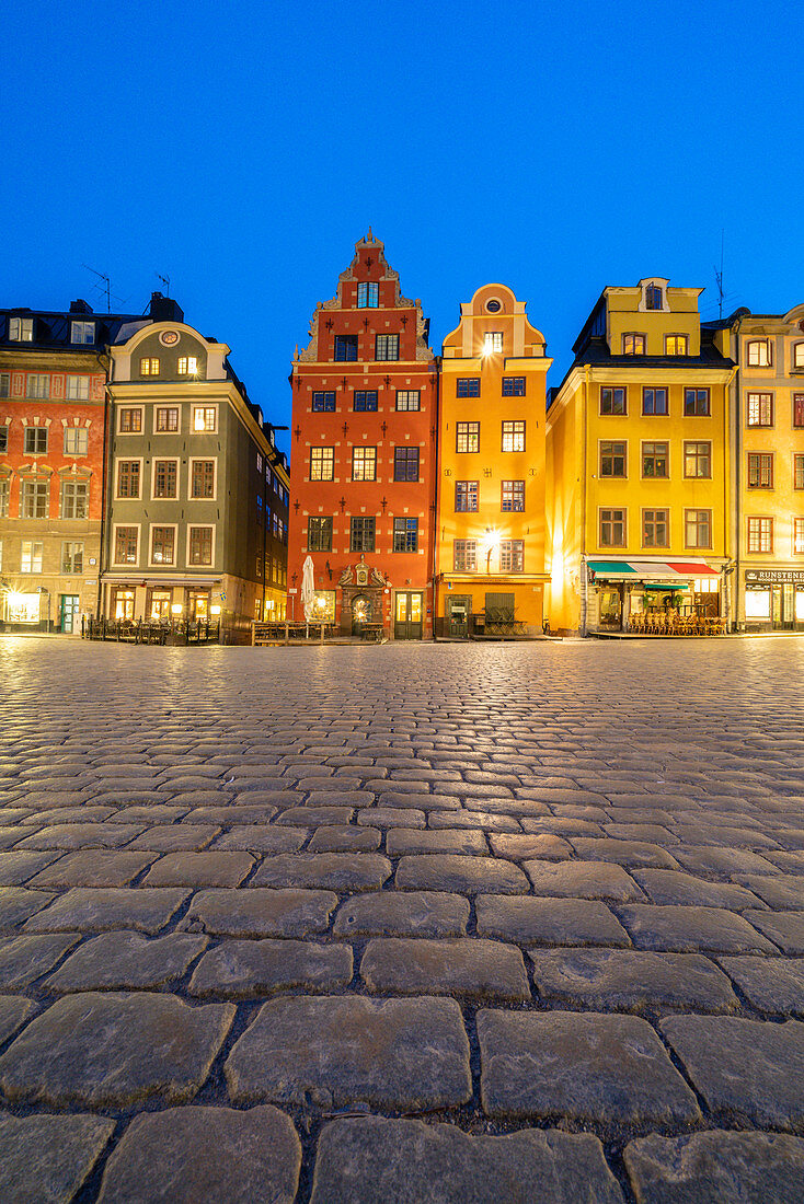 Bunte Stadthäuser in Stortorget Square in der Abenddämmerung, Gamla Stan, Stockholm, Schweden