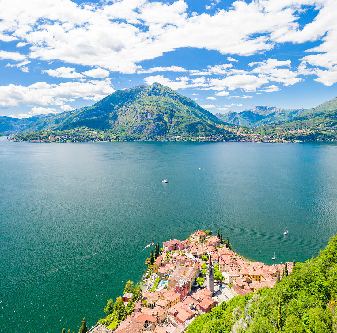 Luftpanorama von Varenna und Comer See mit Menaggio und Monte Crocione an gegenüberliegender Küste, Provinz Lecco, Lombardei, Italien