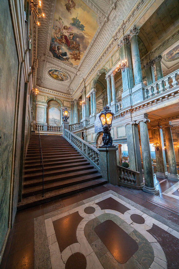 Alte Säulen und Fresken an der Decke in der Innenhalle des Königspalastes, Stockholm, Schweden