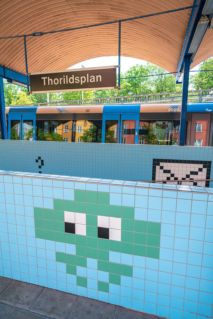 U-Bahnstation Thorildsplan, verziert mit pixeligen Kunstwerken auf Fliesen, inspiriert von Videospielen, Stockholm, Schweden