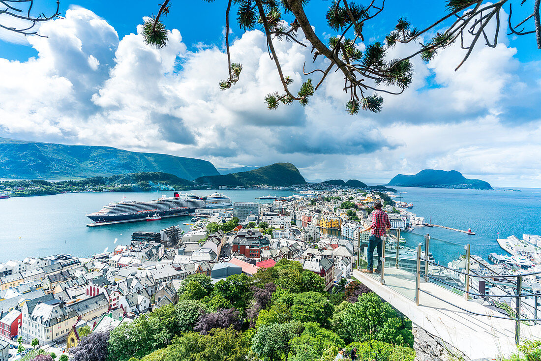 Mann, der Alesund und Ozean von der Plattform am Aussichtspunkt Byrampen, Aksla, mehr og Romsdal Grafschaft, Norwegen bewundert