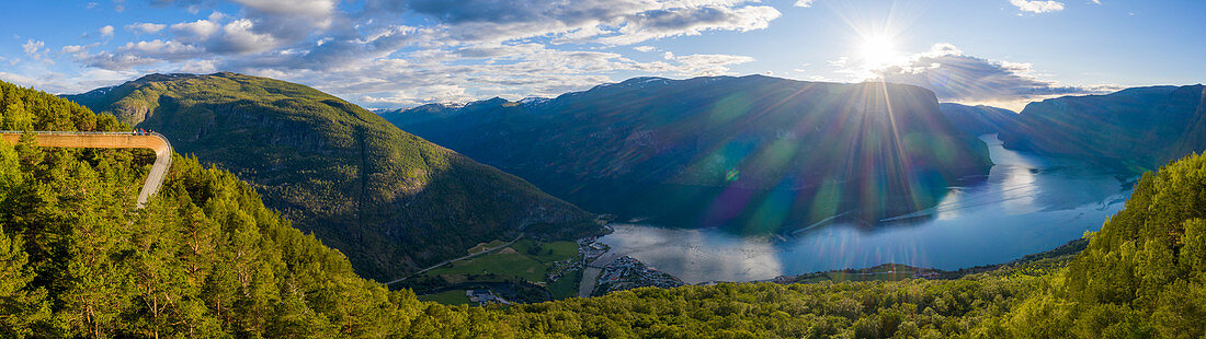 Luftpanorama des Sonnenuntergangs über Stegastein Aussichtspunkt über Aurlandsfjord, Sogn og Fjordane Grafschaft, Norwegen