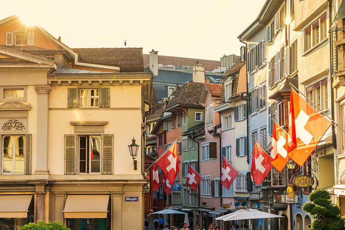 Schweizer Flaggen hängen an Gebäuden von Lindenhof, Altstadt von Zürich, Schweiz
