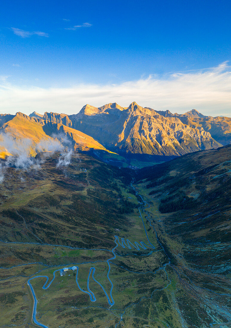 Luftaufnahme der Haarnadelkurven der Bergstraße Spluga in Richtung Splugen, Kanton Graubunden, Schweiz