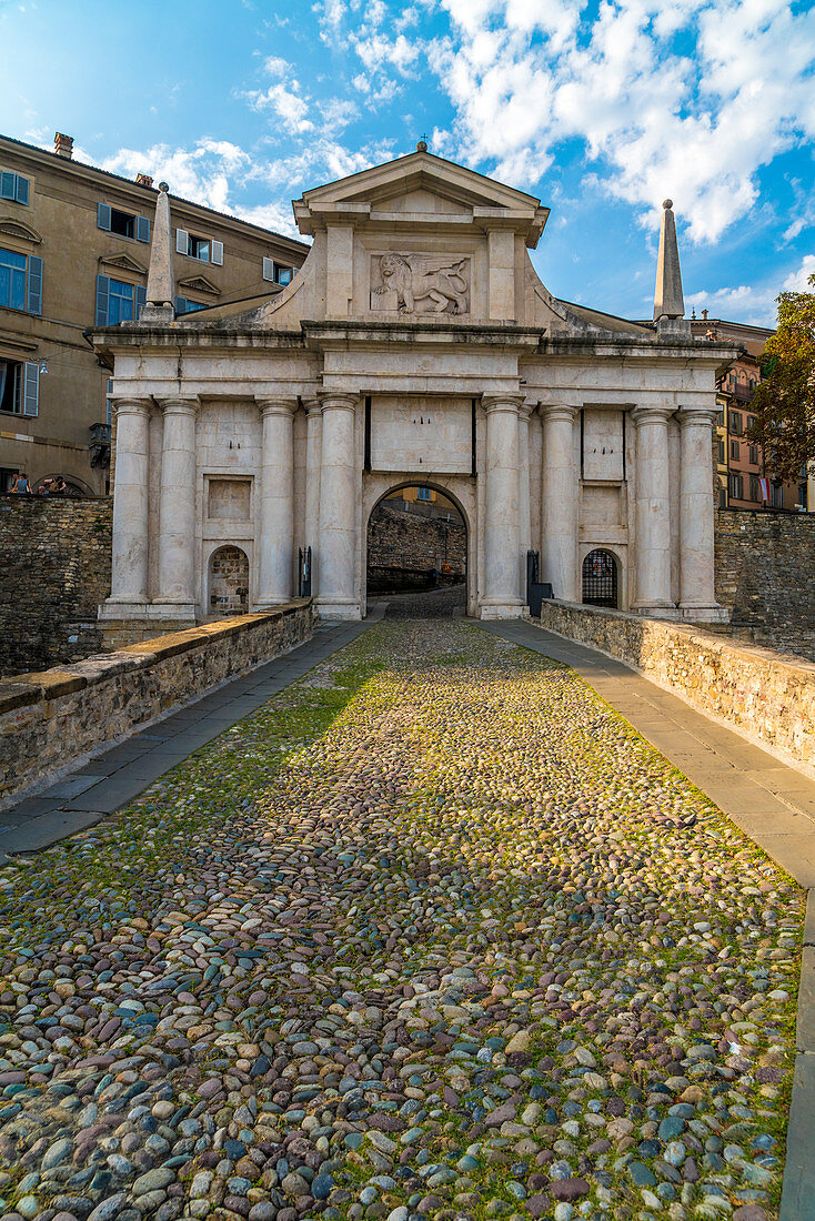 Porta San Giacomo, eines der Eingangstore zu Città Alta (Oberstadt) Bergamo, Lombardei, Italien