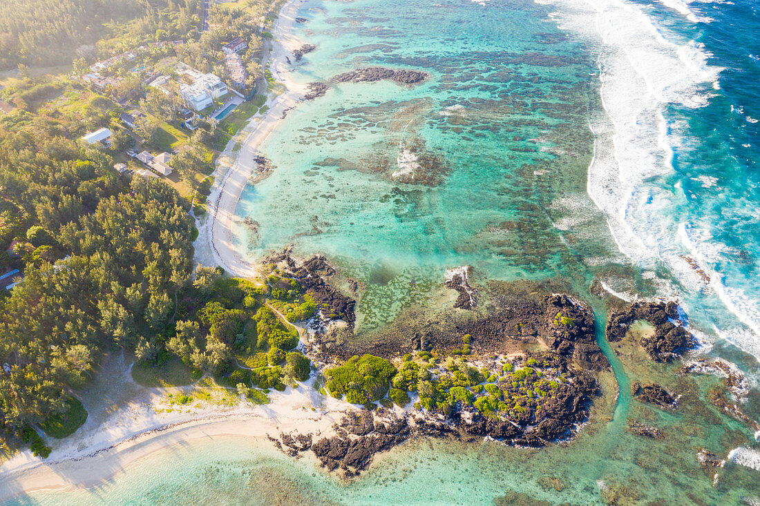 Tropische Bäume auf weißem Sandstrand entlang des Korallenriffs, Luftaufnahme, Trou d'Eau Douce, Flacq, Indischer Ozean, Ostküste, Mauritius