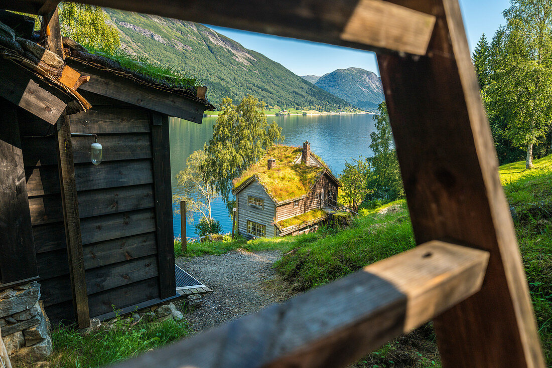 Alte Bauernhöfe mit Grasdach am Ufer des Sees Jolstravatnet, Astruptunet, Jolster, Sunnfjord, Grafschaft Sogn og Fjordane, Norwegen