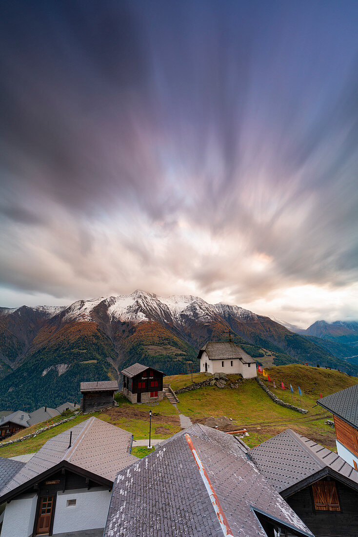 Dramatischer Himmel bei Sonnenuntergang, Bettmeralp, Kanton Wallis, Schweiz