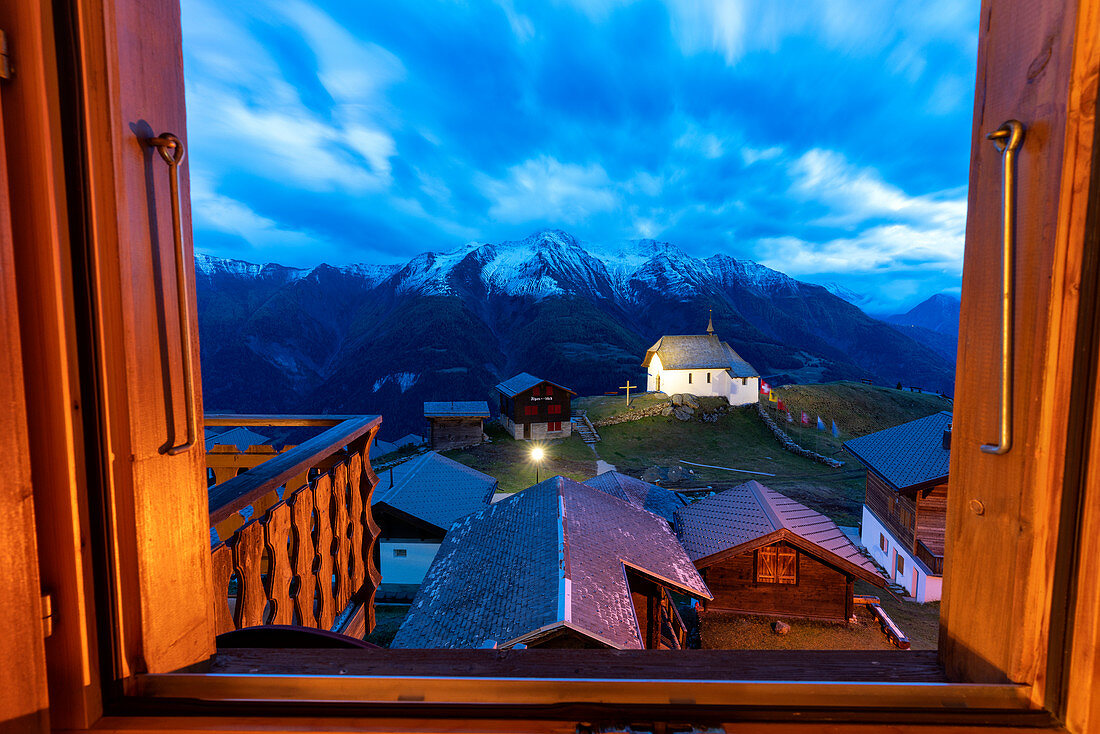 Abenddämmerung über Bettmeralp aus dem offenen Fenster des Chalets, Kanton Wallis, Schweiz