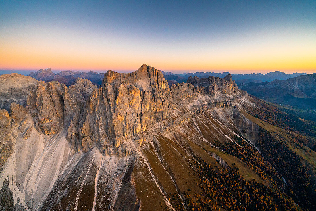 Warmes Licht des Sonnenuntergangs auf Torri Del Vajolet und Catinaccio im Herbst, Catinaccio-Gruppe, Luftbild, Dolomiten, Südtirol, Italien