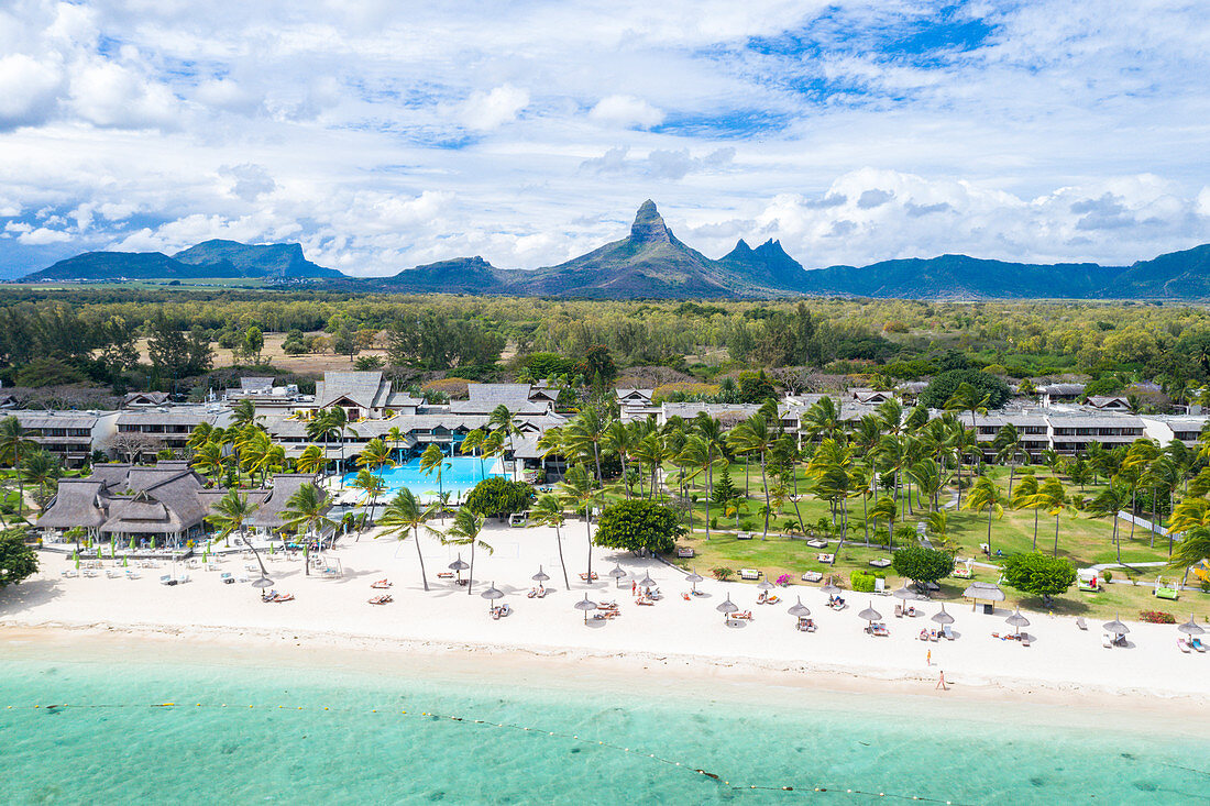 Resort auf Flic en Flac Strand mit Piton de la Petite Riviere Noire Berg im Hintergrund, Luftbild, Black River, Mauritius