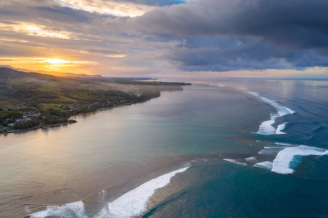 Sonnenaufgang über den Meereswellen und dem Korallenriff, Luftaufnahme, Baie Du Cap, Indischer Ozean, Süd-Mauritius