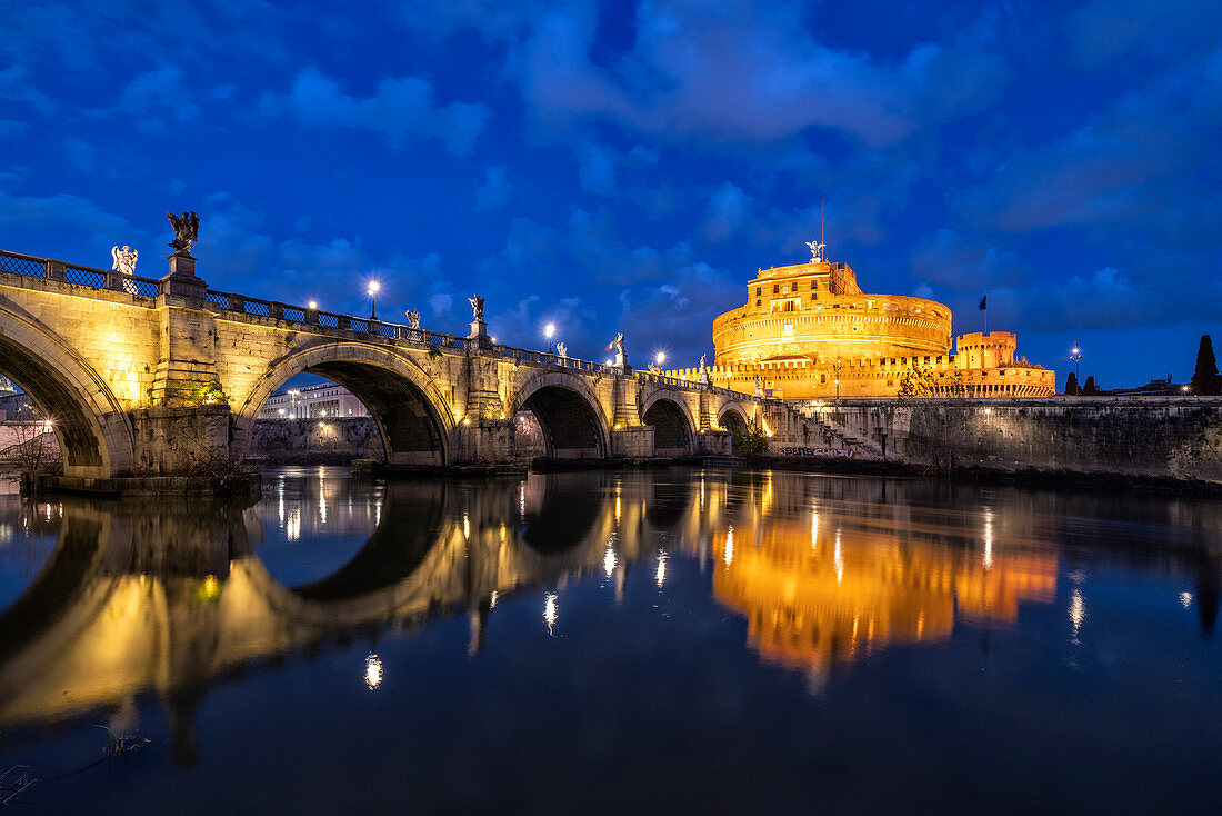 Abenddämmerung über Castel Sant'Angelo und Brücke entlang des Flusses Tiber, Rom, Latium, Italien