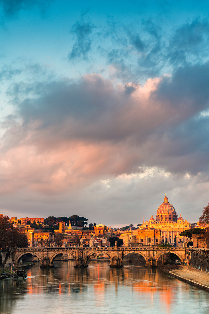 Fluss Tiber und Petersdom (Basilica di San Pietro) bei Sonnenaufgang, Rom, Latium, Italien