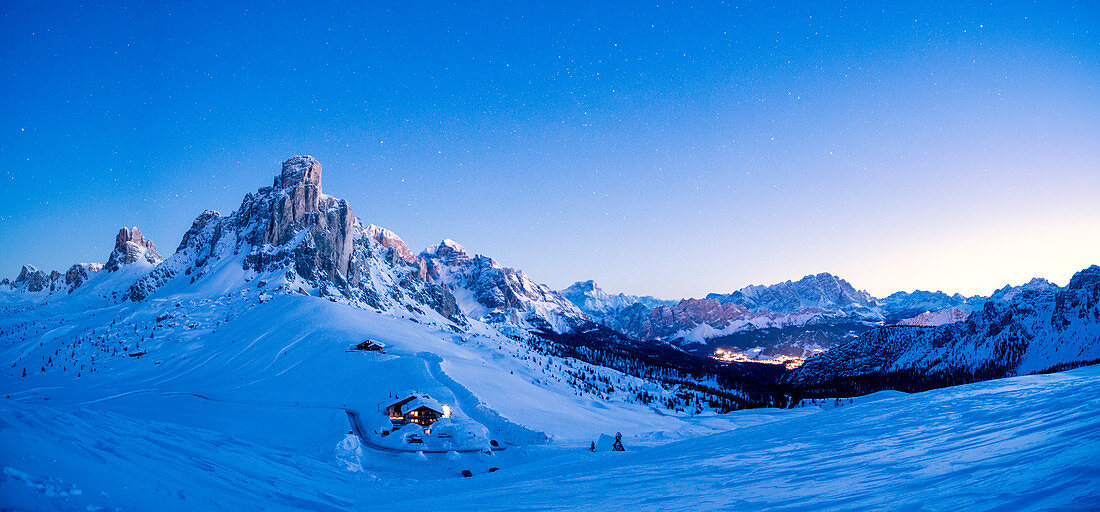 Panorama von Ra Gusela, Monte Cristallo und Cortina d'Ampezzo bedeckt mit Schnee in der Dämmerung, Giau Pass, Dolomiten, Venetien, Italien