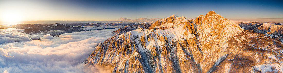 Sonnenuntergang über Grigne Gruppe in einem Meer von Wolken, Luftbild, Comer See, Provinz Lecco, Lombardei, Italien