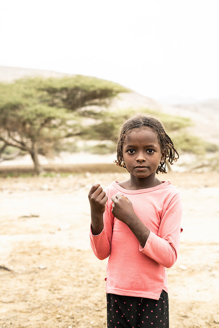 Junges Baby in der trockenen Landschaft, Melabday, Asso Bhole, Danakil Depression, Afar Region, Äthiopien, Afrika