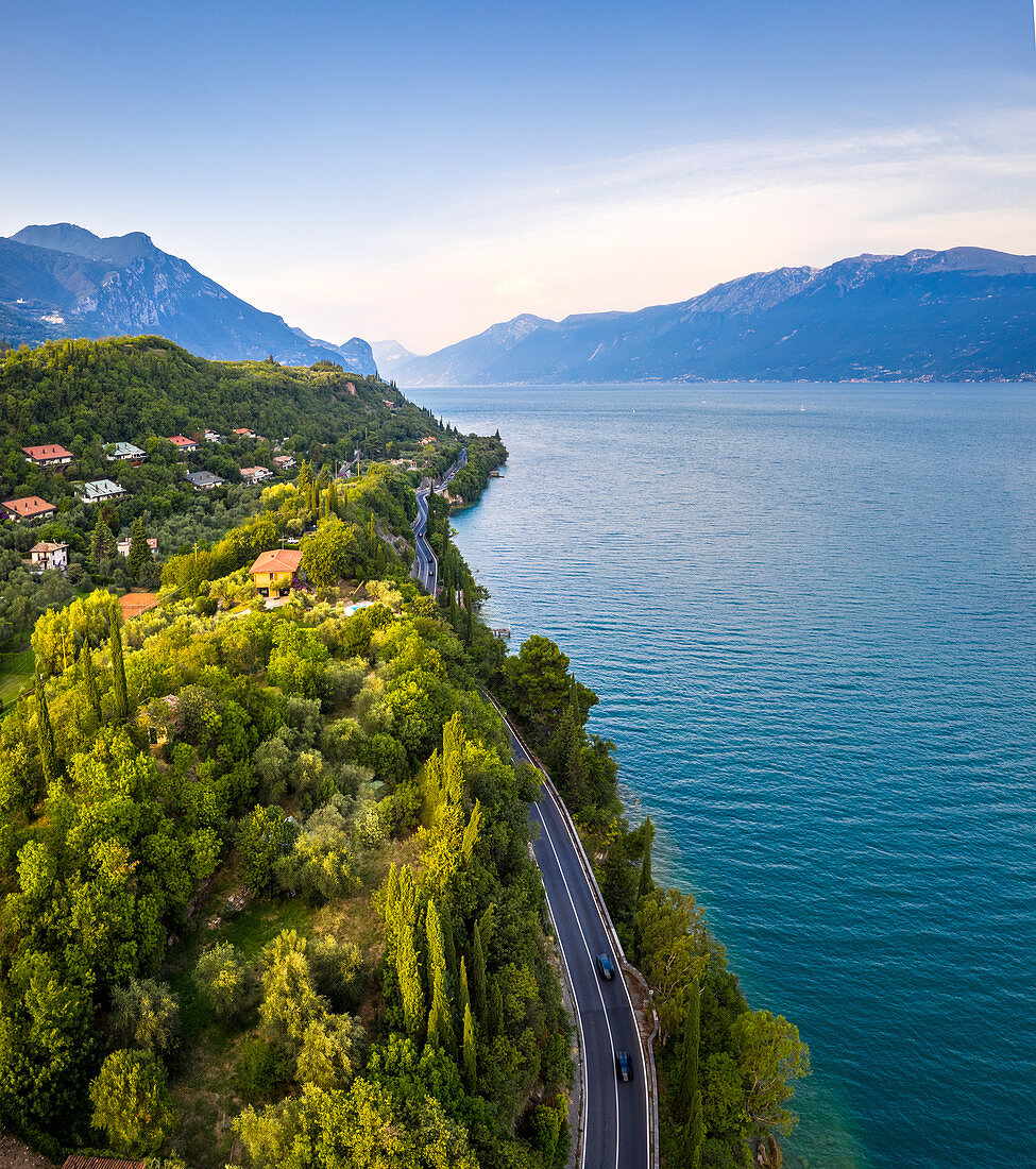 Die SS45 Straße an der Gardaseeseite nahe Toscolano Maderno, Provinz Brescia, Lombardei, Italien.