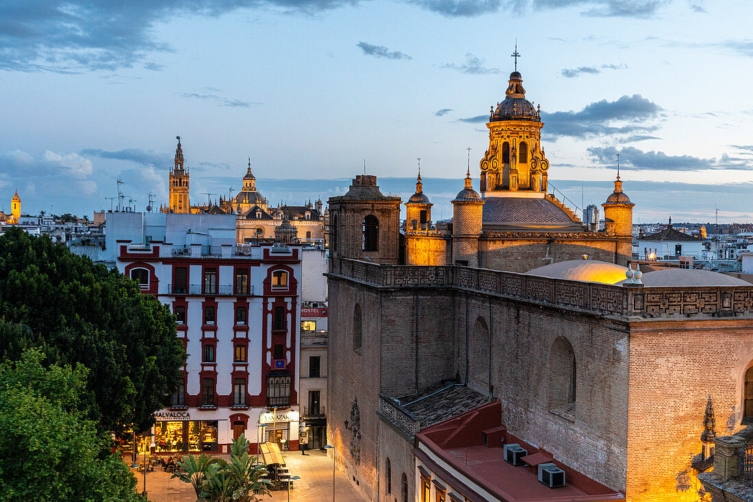 Hohe Ansicht von Sevilla von der öffentlichen wandelnden Skulptur Metropol Parasol. Sevilla, Andalusien, Spanien