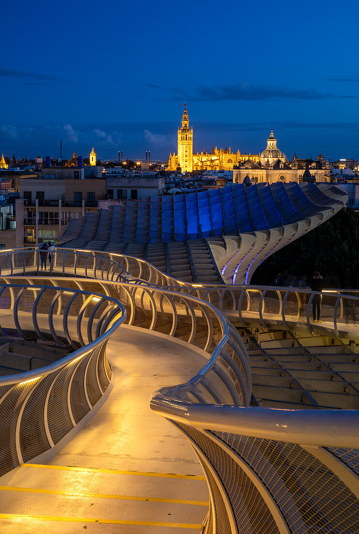 Hohe Ansicht von Sevilla von der öffentlichen wandelnden Skulptur Metropol Parasol. Sevilla, Andalusien, Spanien