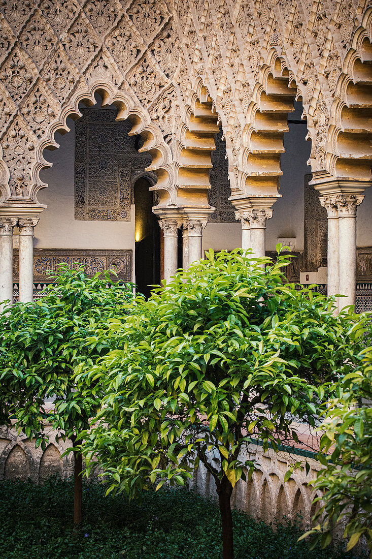 Echte Alcazar Innenräume mit Orangenbäumen. Sevilla, Andalusien, Spanien