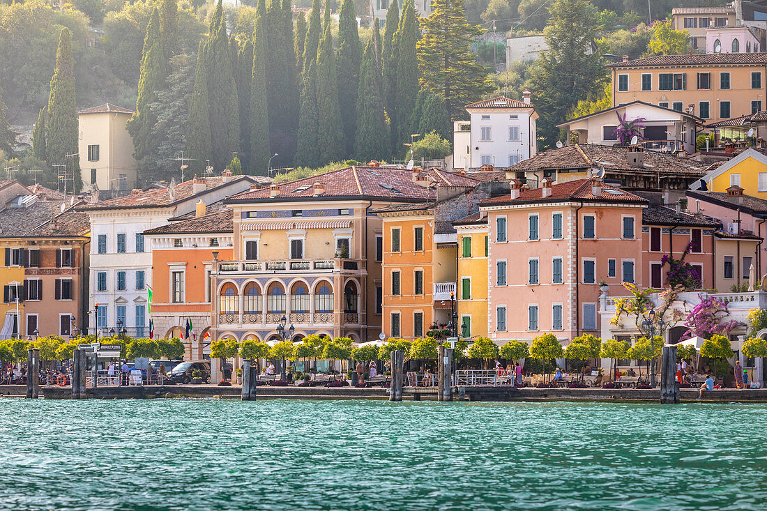 Gargnano, ein kleines und farbenfrohes Dorf an der Küste des Gardasees. Provinz Brescia, Lombardei, Italien.