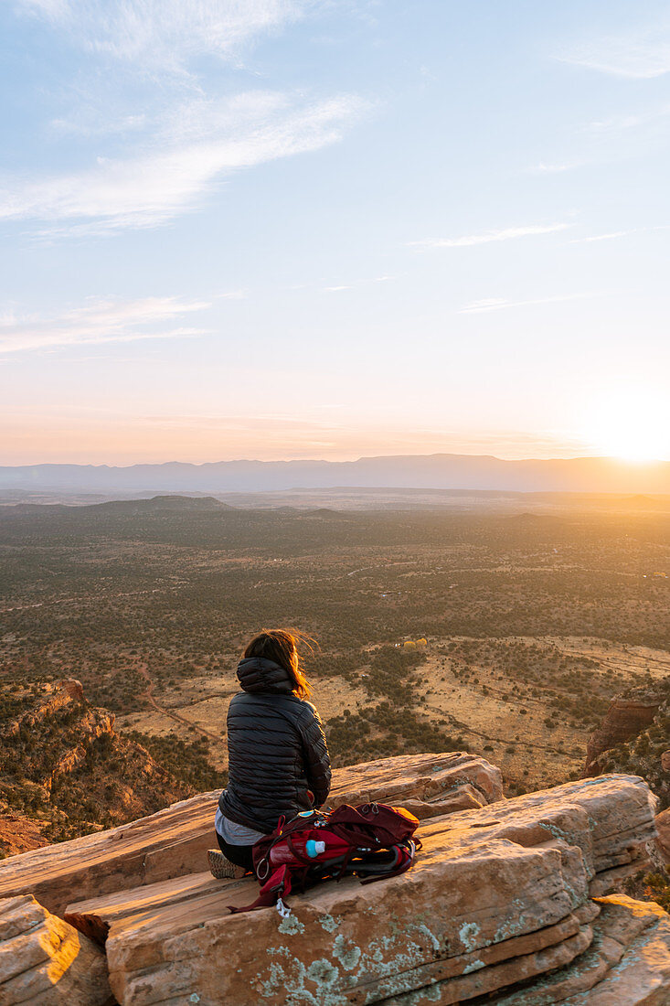 Frau auf Bear Mountain, Sedona, Arizona, Vereinigte Staaten