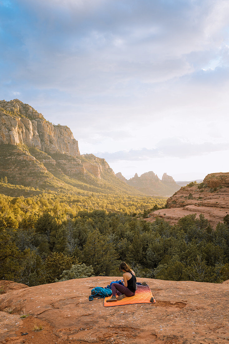 Frau beim Entspannen, Schnebly Hill Road, Sedona, Arizona, Vereinigte Staaten