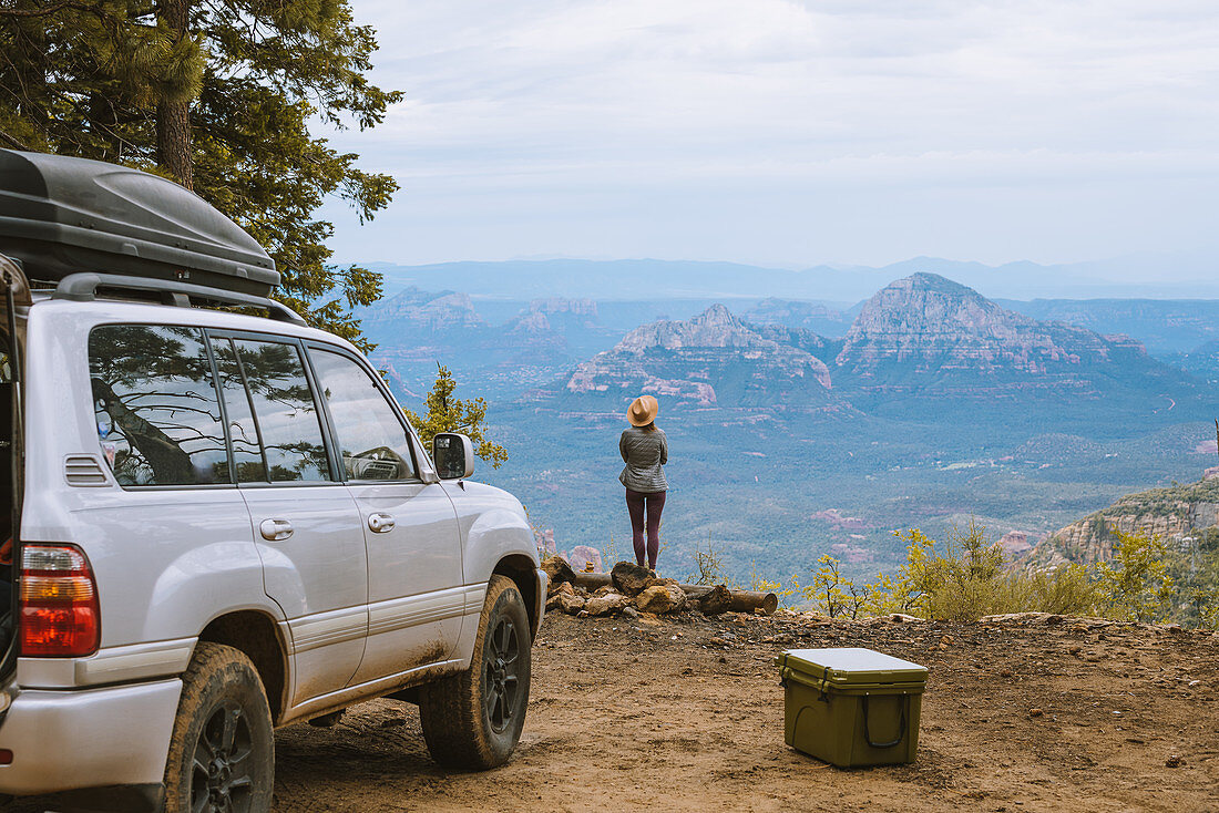 Frau, die Ansicht über Sedona, Arizona, Vereinigte Staaten genießt