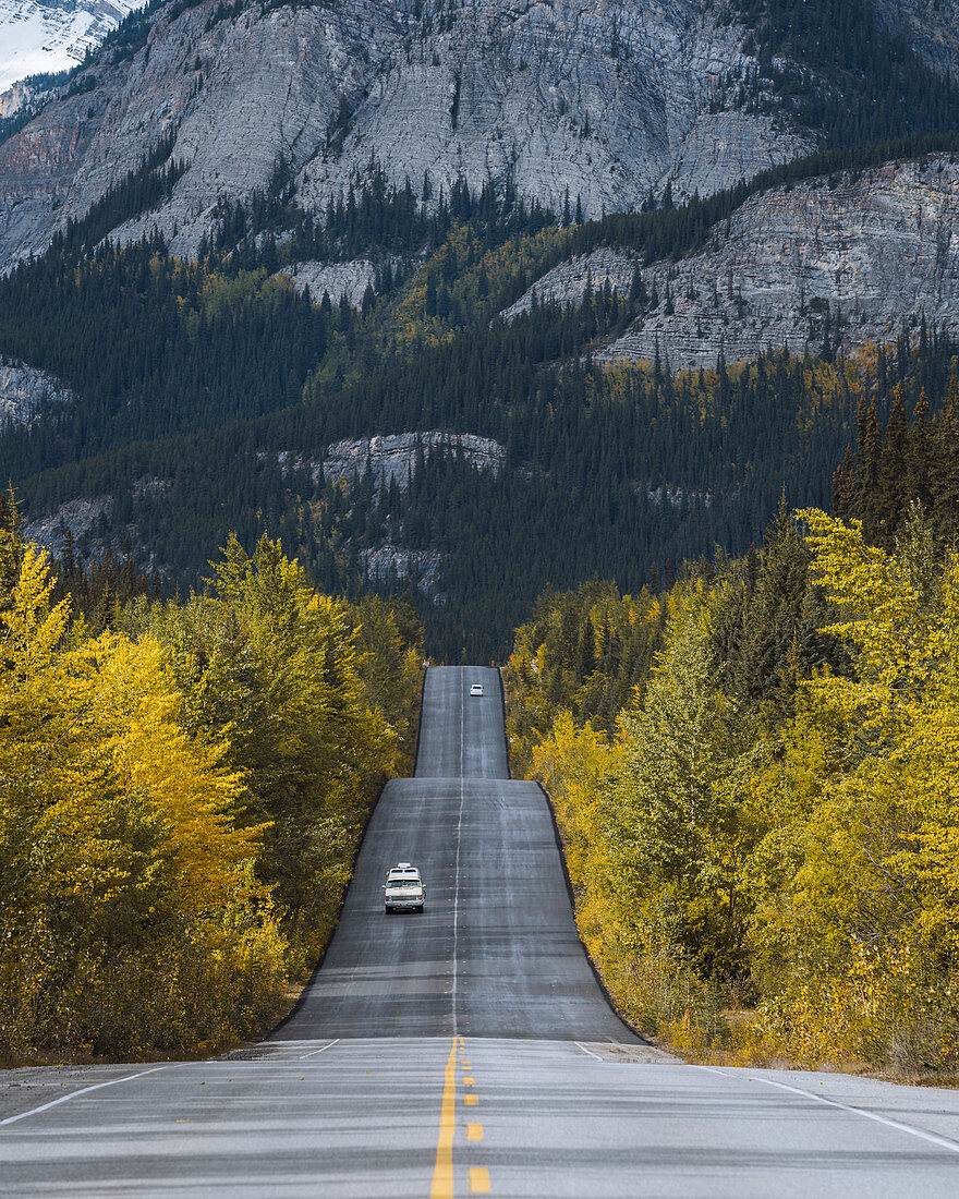 Wohnmobil fährt durch Icefields Parkway im Herbst, Alberta, Kanada