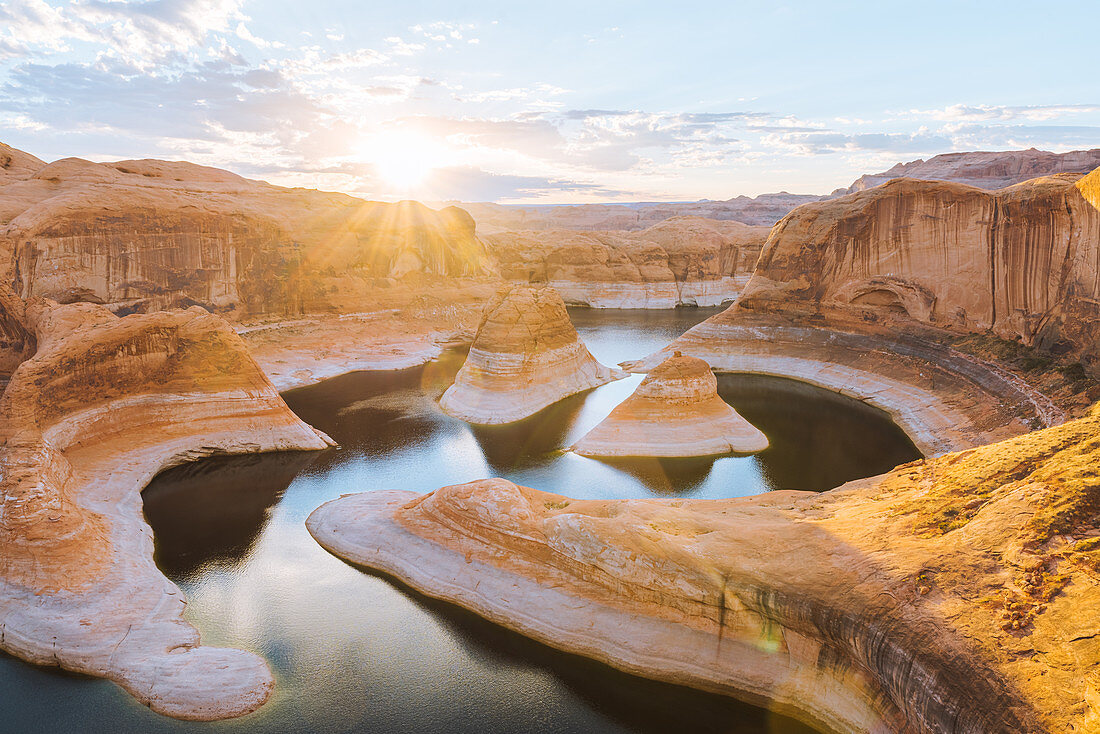 Blick von oben auf den Reflection Canyon, die Flussbiegungen und die Canyonschlucht in der Nähe des Lake Powell bei Sonnenaufgang