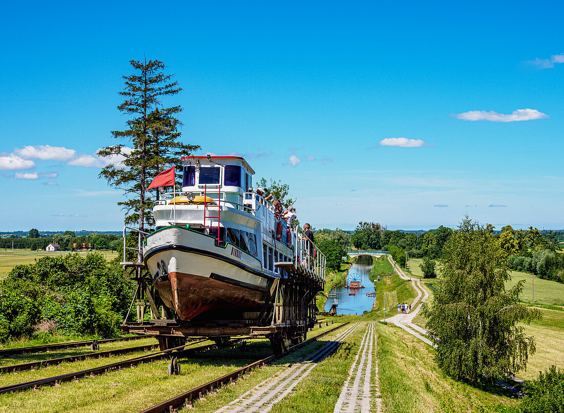Touristenboot in der Wiege am geneigten Flugzeug in Jelenie, Elblag-Kanal, Woiwodschaft Ermland-Masuren, Polen, Europa