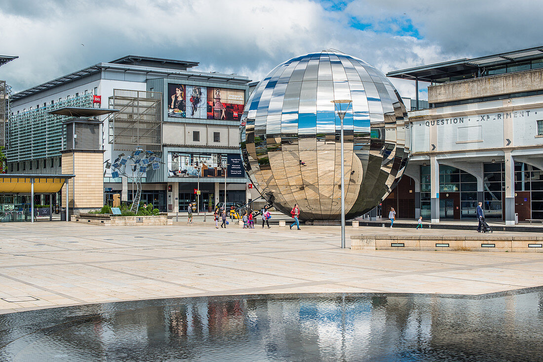 Millennium Square mit dem Planetarium in Form einer riesigen begehbaren Spiegelkugel in Bristol, England, Großbritannien, Europa