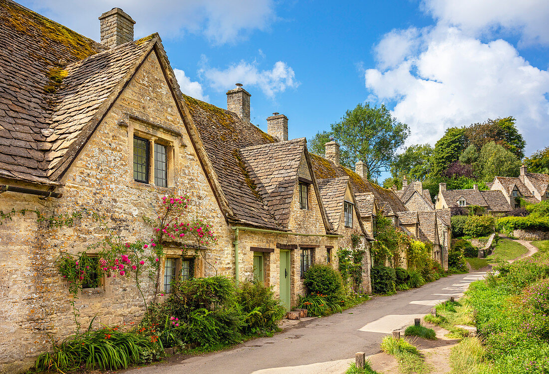Bibury Weavers Cottages, Arlington Row, Bibury, Die Cotswolds, Wiltshire, England, Vereinigtes Königreich, Europa