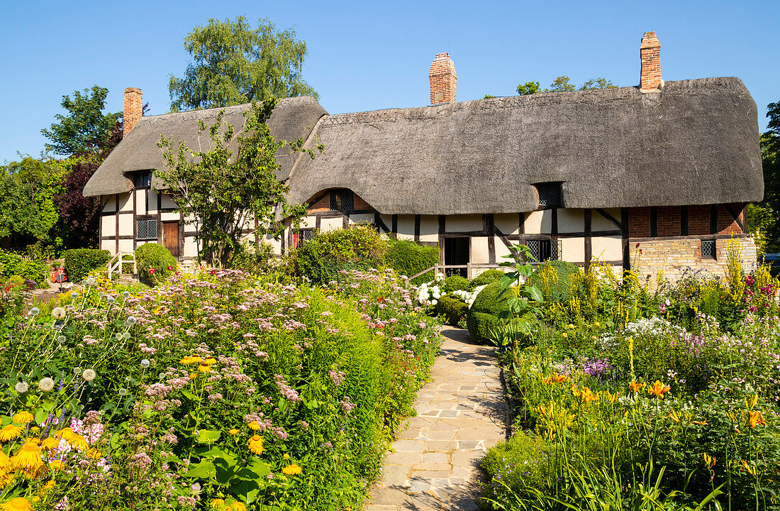 Anne Hathaway's Cottage, ein strohgedecktes Cottage und ein Cottage-Garten, Shottery, in der Nähe von Stratford upon Avon, Warwickshire, England, Großbritannien, Europa