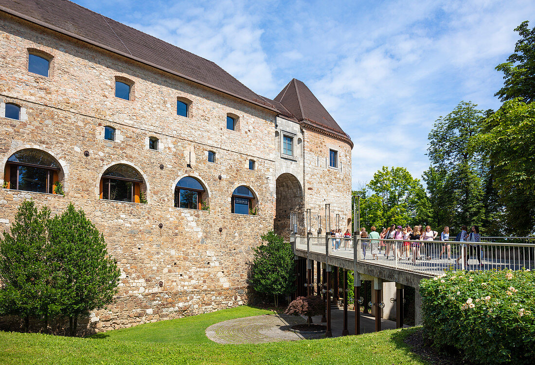 Ljubljana Schlosseingang mit Wassergraben und Zugbrücke stehend auf Burgberg, Ljubljana, Slowenien, Europa