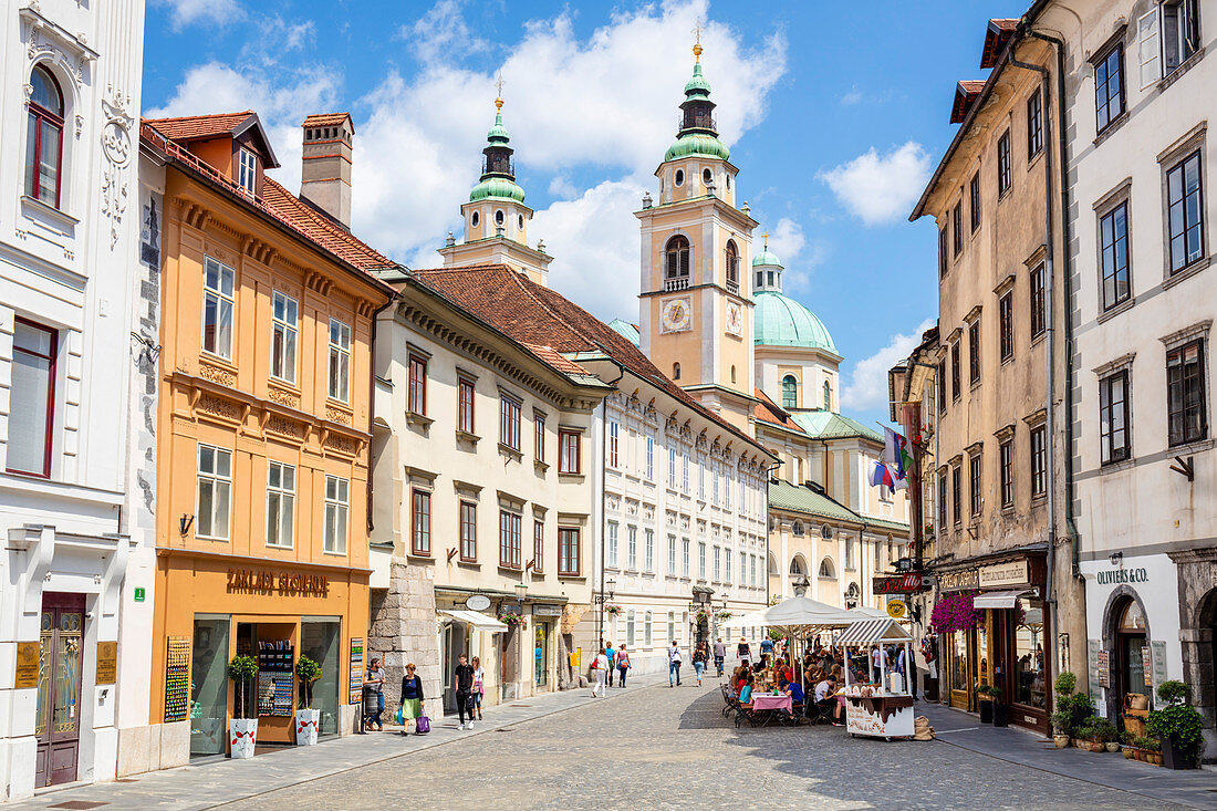 Menschen, die in Richtung der römisch-katholischen Kathedrale (Kathedrale von Ljubljana) auf dem Cyril Methodius-Platz, Altstadt, Ljubljana, Slowenien, Europa gehen