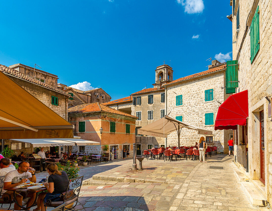 Ansicht von Cafés in der Altstadt, UNESCO-Weltkulturerbe, Kotor, Montenegro, Europa