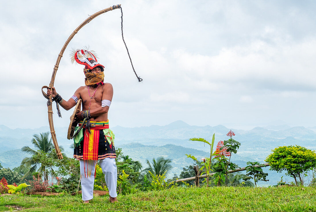 Caci Mann, der einen traditionellen Peitschentanz mit Bambusschild und Lederpeitsche, westliches Flores, Indonesien, Südostasien, Asien durchführt