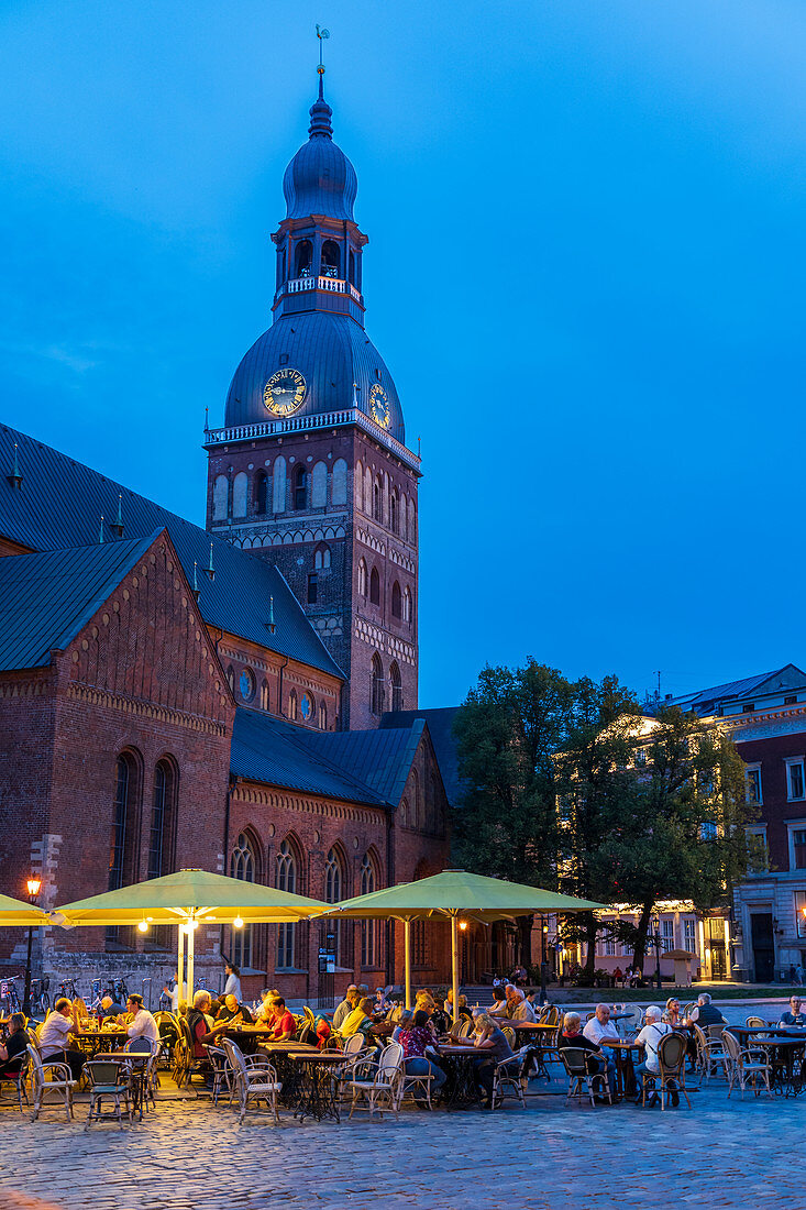 Riga Doms (Kathedrale) in der Abenddämmerung, Altstadt, UNESCO-Weltkulturerbe, Riga, Lettland, Europa