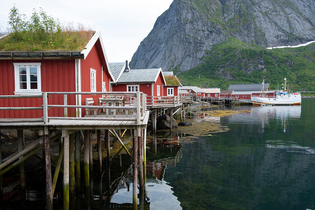 Rorbuer, traditionelle Fischerhäuser, die jetzt als Touristenunterkunft in Reine, Moskenesoya, Lofoten, Norwegen, Europa genutzt werden