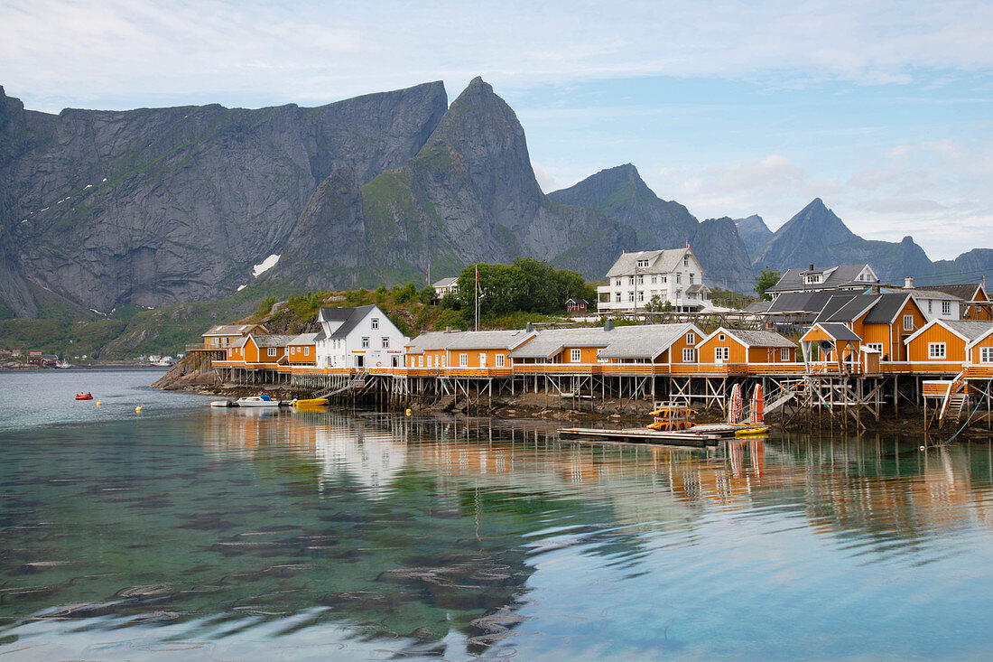 Rorbu, traditionelle Fischerhütten, die für Touristenunterkünfte im Dorf Reine, Moskensoya, Lofoten, Norwegen, Europa verwendet werden