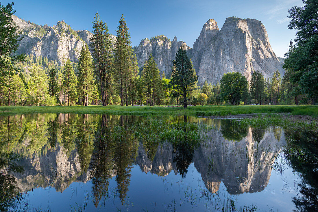 Kathedrale Felsen reflektiert in Flutbecken, Yosemite Valley, UNESCO-Weltkulturerbe, Kalifornien, Vereinigte Staaten von Amerika, Nordamerika