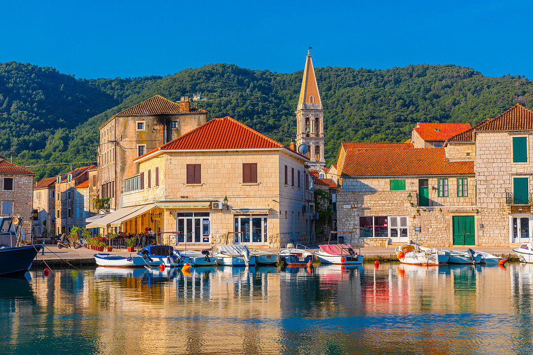 Hafen von Stari Grad, Hvar, Dalmatinische Küste, Kroatien, Europa
