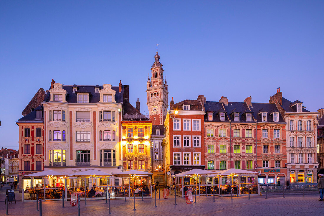 Der Belfried von Grand Place und der Handelskammer von Lille in der Abenddämmerung, Lille, Nord, Frankreich, Europa