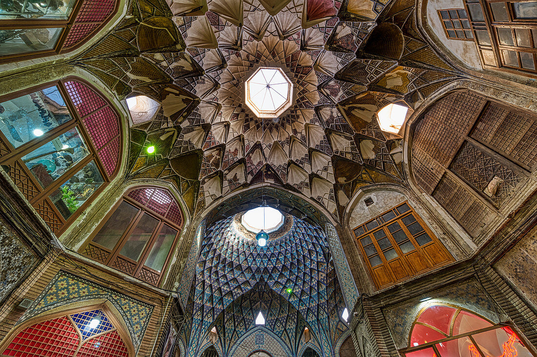 Zentraler Platz mit Kuppel von Khan Amin al-Dowleh Timche, alter Kashan-Basar, Provinz Isfahan, Islamische Republik Iran, Naher Osten