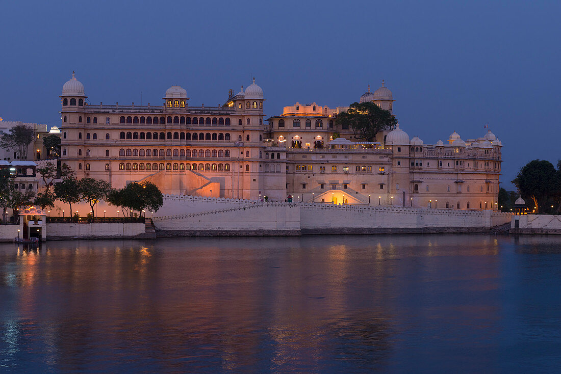 Stadtpalast und See Pichola bei Sonnenuntergang, Udaipur, Rajasthan, Indien, Asien