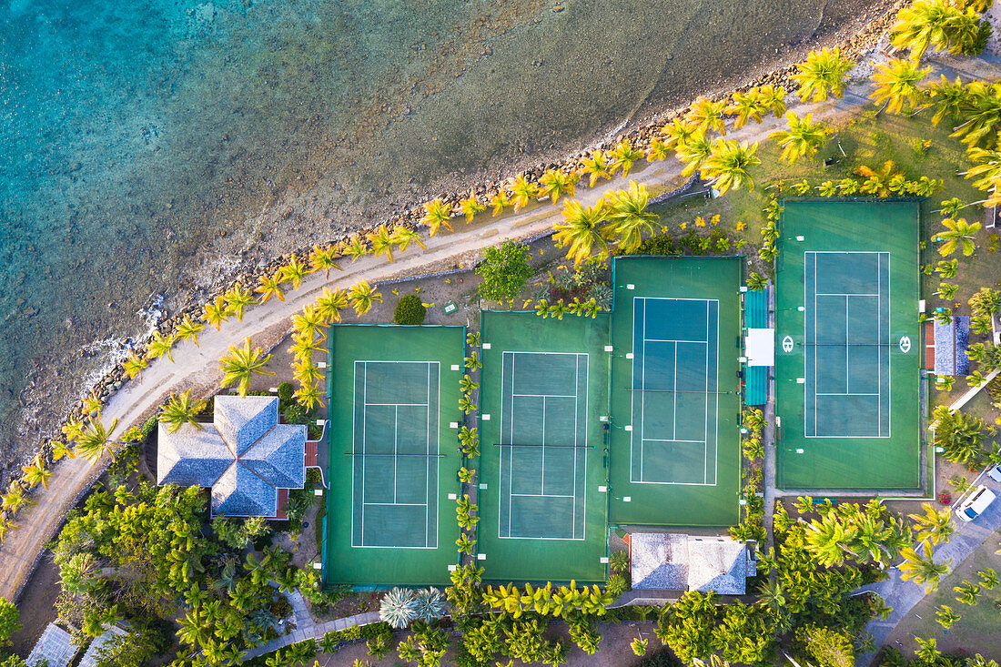 Tennisplätze und Palmen im luxuriösen Curtain Bluff Resort von oben gesehen, Old Road, Antigua, Inseln über dem Winde, Westindische Inseln, Karibik, Mittelamerika